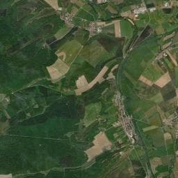 Vue aérienne des environs de Chalet sur le bord de l'étang