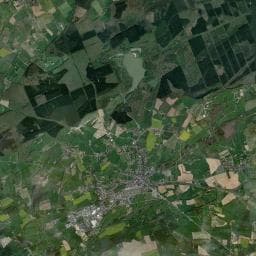 Vue aérienne des environs de Camping Huttopia Lac de Sillé