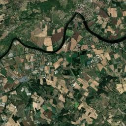 Vue aérienne des environs de Ferme et Musée du Pruneau - aire de stationnement