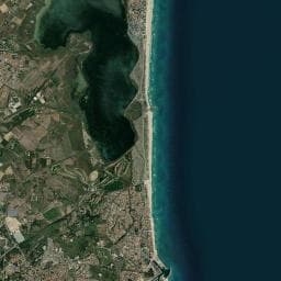 Vue aérienne des environs de CAMPING LES FLAMANTS ROSES