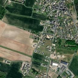 Vue de Aire de services camping-cars de Fontaine Guérin-le plan d'eau
