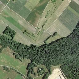 Vue de abri contre les tirs de mines de la carrière, mais peut servir d'abri meteo ou de bivouac