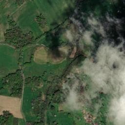 Vue de Cabane, caravane et emplacements à la ferme Ane et Carotte