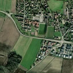 Vue de Aire de stationnement Luzinay / Centre village