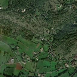 Vue de Aire de pique-nique proche du ruisseau