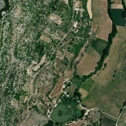 Vue de Aire de de stationnement camping car du plan d'eau de Monieux