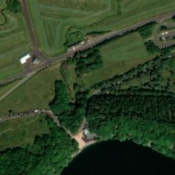 Vue satellite de Lac Pavin, toilettes publiques à Besse-et-Saint-Anastaise