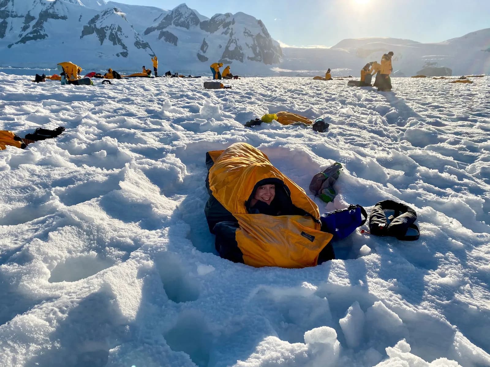 Sac de couchage de bivouac posé sur un sol naturel