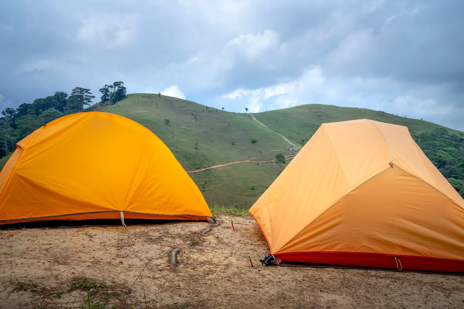 Tente légère montée en pleine nature au bivouac