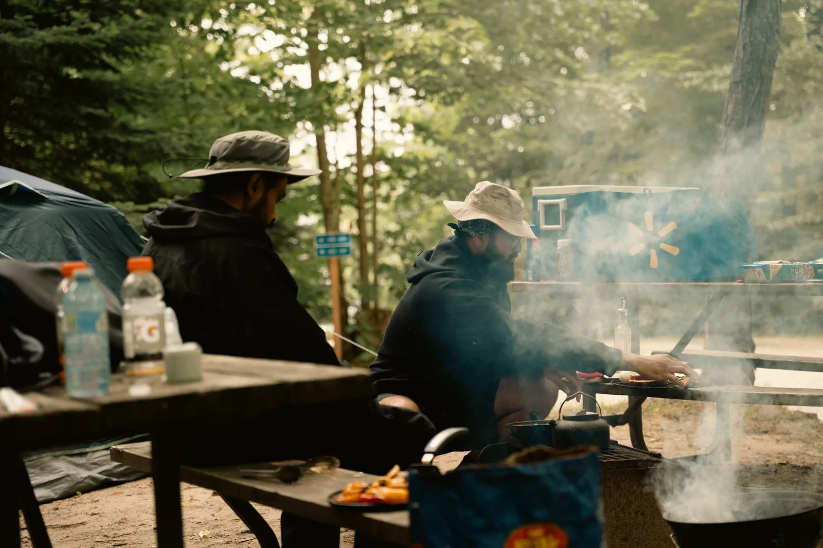 Réchaud de bivouac avec popote près d’un tapis de sol