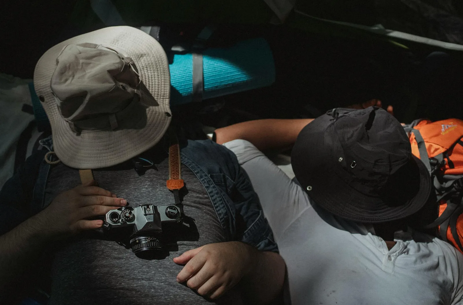 Détail d’un matelas de bivouac avec valve et texture